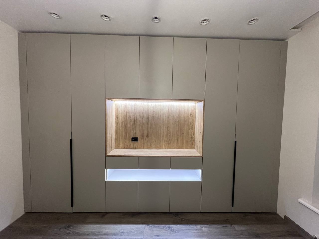 Шкаф-гардероб с ТВ-нишей Оливковый + Дерево